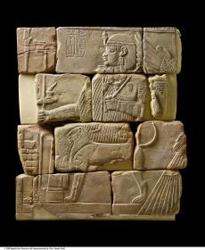Grabrelief des Königs Amanitenmemide, von Isis geschützt