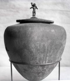 "Deckelgefäß mit eingeritzten Ornamenten und Figurenfries" ..."auf dem Deckel die Figur eine widdertragenden Hermes" (Urne mit Statuette eines Widderträgers auf dem Deckel)