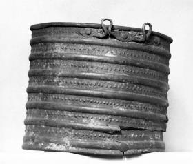 Sog. Rippenciste. Runde etruskische Ciste mit je zwei Ösen auf jeder Seite für den Deckel; außen parallele Rundstäbe mit punktierter Oberfläche dazwischen