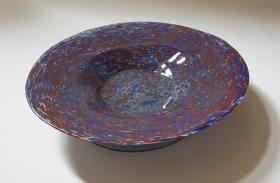 Fußschale mit eingeschmolzenen Glaskröseln