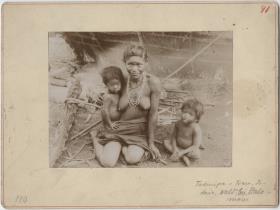 Guaraní-Frau mit Kindern (Chiripá)