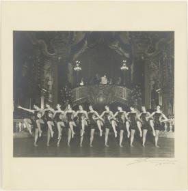 Tanzrevue im Ballsaal des Metropol-Theaters