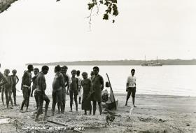 "Am Strand auf Buala mit Schiff im Hintergrund."
