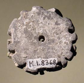 Kreisrunder Stempel (Radstempel) mit lateinischer Inschrift auf dem äußeren Rand: C.PELGISABINI =C(ai) Pelgi Sabini