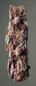 Messergriff mit Rest des hölzernen, mit je zwei Nieten befestigten Griffbeschlags