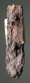 Messergriff mit Rest des hölzernen, mit je zwei Nieten befestigten Griffbeschlags