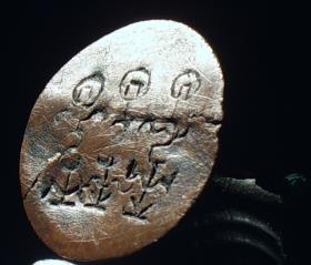 Fingerring mit magischen Zeichen