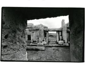 Malta, im Südtempel der Mnajdra, Blick zum Trilithenportal und zum Eingang des Orakelraums