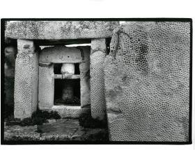 Malta, die Mnajdra, der monumentale Eingang zum Allerheiligsten
mit Lochverzierungen