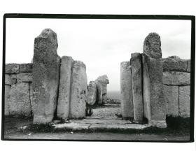 Malta, die Mnajdra, Hauptdurchgang des mittleren Tempels, im Hintergrund das Fragment der einstigen Türlochplatte