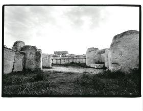 Malta, die Mnajdra, jenseits des Mittelhofes eine der Apsiden mit besonders exakt und regelmäßig gefügten Orthostaten