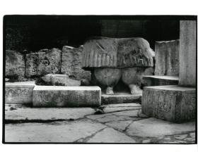 Malta, Hal Tarxien, rechte vordere Apsis mit dem unteren Teil der Kolossalstatue der Magna Mater