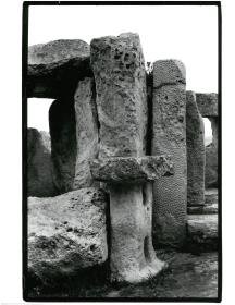 Malta, Haġar Qim, pilzförmiger Altar mit durchlöcherter Stütze