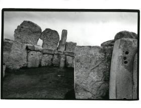Malta, Haġar Qim, seitlicher Saal mit kleiner Kultsäule, hinter der Apsis Megalithen der Außenmauer