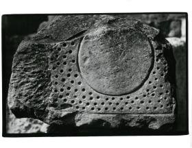 Malta, Hal Tarxien, Sonnensymbol auf lochverzierter Platte