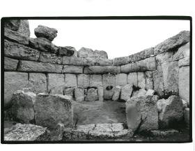 Malta, Haġar Qim, rechte rückwärtige Apsis mit Steinkreis und Orakelloch