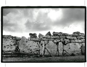 Malta, die Ġgantija, die mit der Schmalseite nach außen gerichteten Steine sind die "Mauerbinder" der Nordfassade