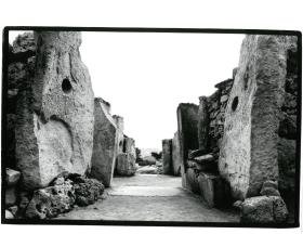 Malta, die Ġgantija, Blick von der Mittelnische des Nordtempels, in den Wandplatten Löcher zum Einsetzen von Sperrbalken