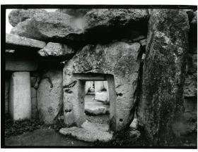 Malta, die Mnajdra, im Innern des Orakelraums, am Türrahmen Ringlöcher zum Festbinden von Opfertieren