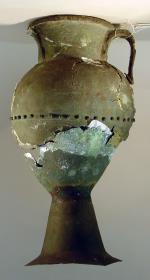 Amphora mit hohem Fuß