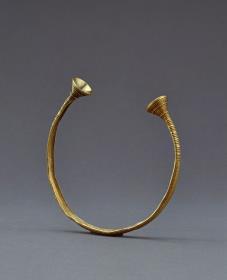 Goldener Armring mit Schälchenenden ("Eidring")