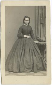 Porträt einer Frau in Krinolinenkleid