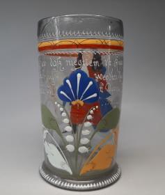 Becherglas mit Reiterfigur und Inschrift