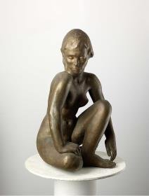 Hockendes Mädchen
