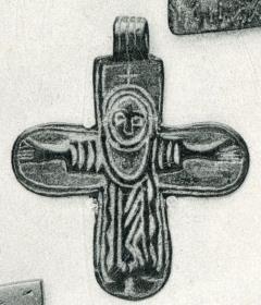 Kreuzförmiger Anhänger mit dem gekreuzigten Christus (Brustkreuz)
