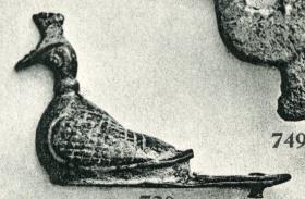 Figur eines Pfau, Hälfte, wahrscheinlich ursprünglich Verzierung eines Gerätes oder Gefäßes
