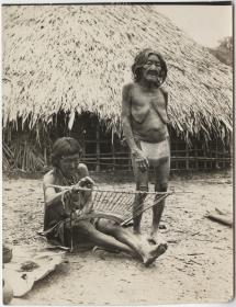 Indianerin beim Flechten ("Kotingego")