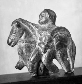 Fragment eines Cistenfußes (?): nackter Krieger, einen Helm haltend, neben Pferd