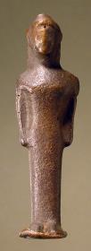 Archaische Statuette einer Frau in faltenlosem Gewand