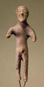 Primitive Statuette eines nackten Mannes