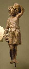 Pseudoantike Statuette des Bacchus mit Traube