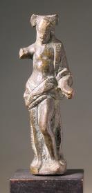 Pseudoantike Statuette eines stehenden Mannes mit dem Mantel um die Beine und den linken Oberarm, der rechte Arm ab, am Hinterkopf Reste eines Heiligenscheins (?), wohl modern