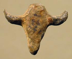 Ornament in Form eines Stierschädels (Bucranium)