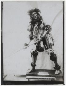Ausstellungspuppe geschmückt mit Objekten der Chamacoco ("Osiuta-Spieler")