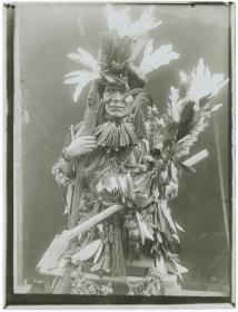 Ausstellungspuppe geschmückt mit Objekten der Chamacoco (Kazike)