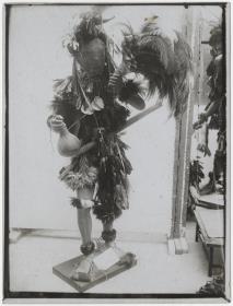 Ausstellungspuppe geschmückt mit Objekten der Chamacoco ("Wuiah-Maske")