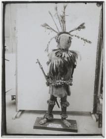 Ausstellungspuppe geschmückt mit Objekten der Tumrahá ("Ačinaureta-Maske")