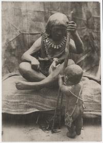 Ausstellungspuppe geschmückt mit Objekten der Chamacoco (Mutter und Kind)