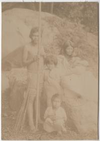 Guaraní-Indianer mit Kindern vom Rio Itariri