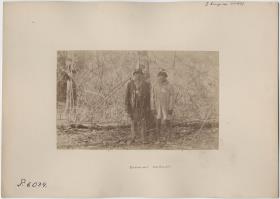 Bakairi-Indianer mit europäischen Hüten und Orden
