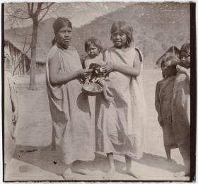 Chiriguano Frauen mit Missions Tipoy bekleidet