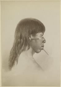 "Junger Šambioa (Karajá) mit Ohrstäbchen und hölzernem Lippenpflock"
