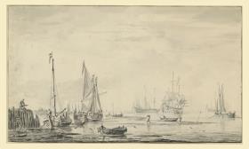 Kaimauer mit Segelbooten im Flachwasser, in der Ferne Kriegsschiffe
