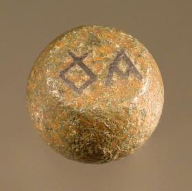 Bronzegewicht mit in Silber eingelegter griechischer Wertangabe OY A (Ein-Unzen-Stück)
