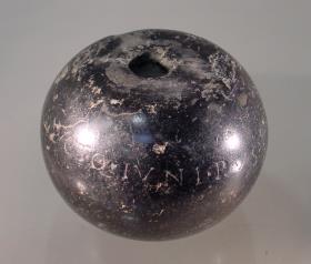Gewicht aus schwarzem Stein mit Inschrift EX AVCT Q IVNI RUSTICI PRF VR