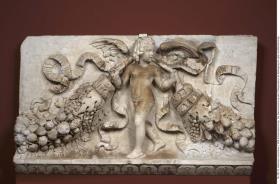 Architekturfries: Eros als Girlandenträger